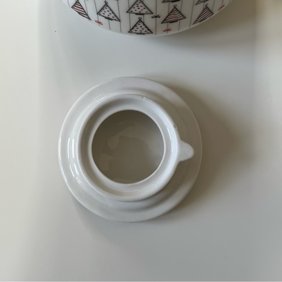 Grace’s Teaware White, Green, and Red Christmas Teapot - Picture 4 of 8